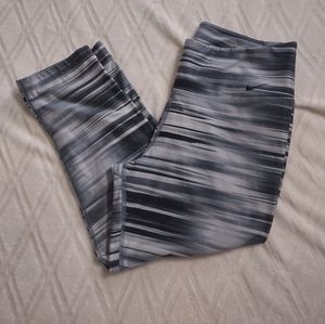 Nike capri leggings for women size M in good condition  Gray color very nice.